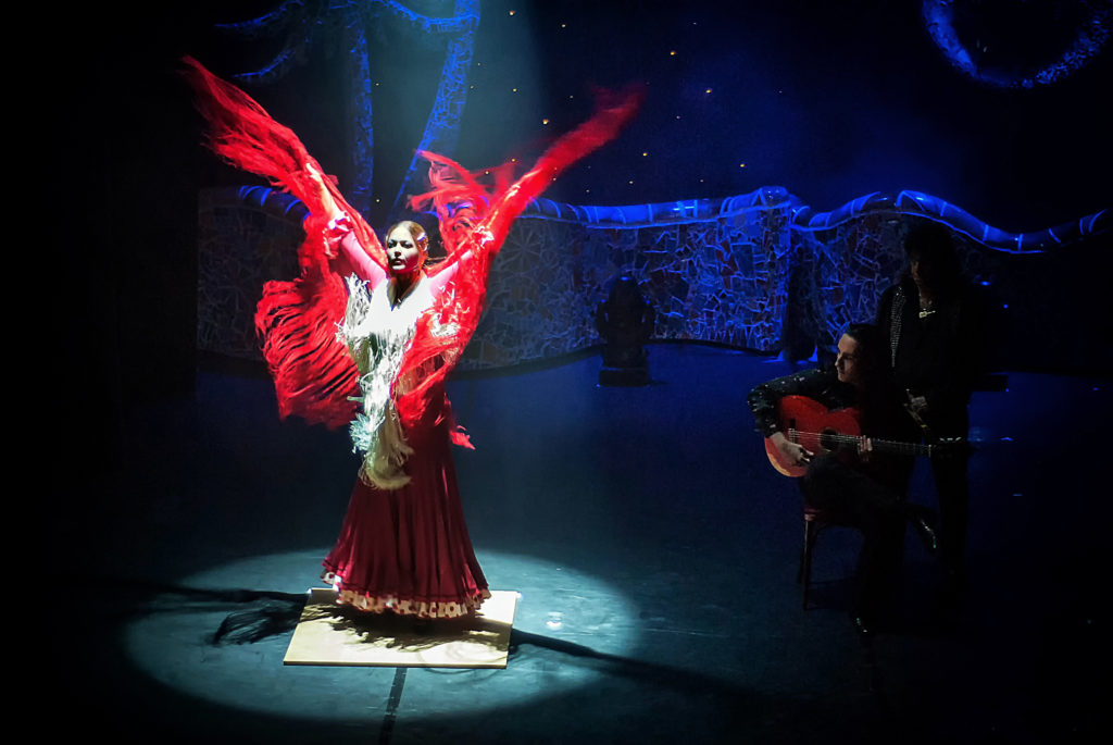 Flamenco-Tänzerin mit Gitarrist und Sänger