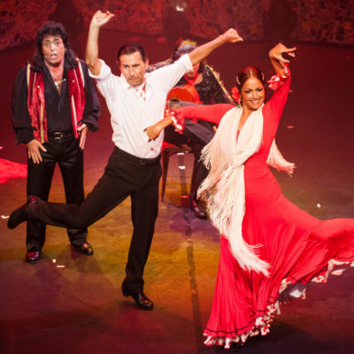 Flamenco Paartanz auf der Bühne mit Sänger und Gitarrist