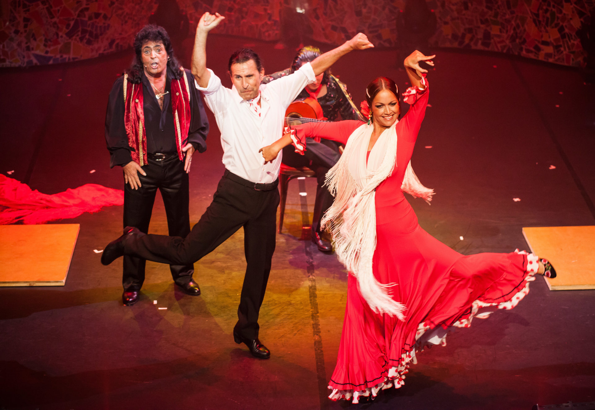 Flamenco Paartanz auf der Bühne mit Sänger und Gitarrist